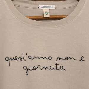 QUEST'ANNO NON E' GIORNATA - XL UNISEX BIO SABBIA (LIMITED EDITION PREMIUM JERSEY)