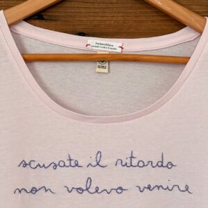 SCUSATE IL RITARDO NON VOLEVO VENIRE - XL WOMAN BIO ROSA (LIMITED EDITION) ricamo viola