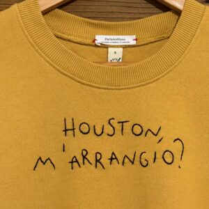 FELPA COLORS UNISEX S - "HOUSTON M'ARRANGIO?" (Colore senape ricamo nero)