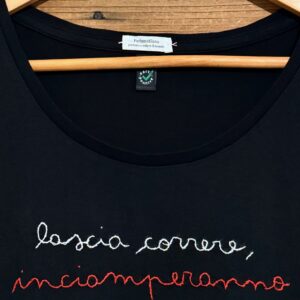 LASCIA CORRERE, INCIAMPERANNO -  M WOMAN BIO (Nera ricamo corsivo bianco/rosso)