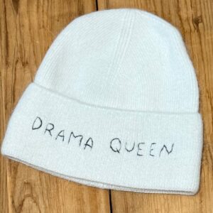 BERRETTO BIANCO "DRAMA QUEEN" ricamato a mano