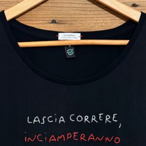 LASCIA CORRERE, INCIAMPERANNO -  M WOMAN BIO (Nera ricamo stampatello bianco/rosso)