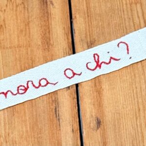 PORTACHIAVI "SIGNORA A CHI?" in corsivo ricamato a mano