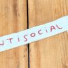 PORTACHIAVI "ANTISOCIAL" in corsivo ricamato a mano