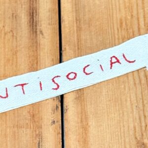 PORTACHIAVI "ANTISOCIAL" in corsivo ricamato a mano