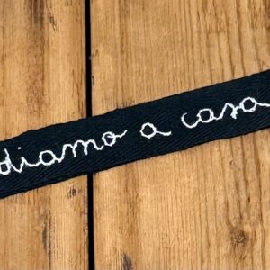 PORTACHIAVI COLOR NERO "CI VEDIAMO A CASA ♥" ricamato a mano