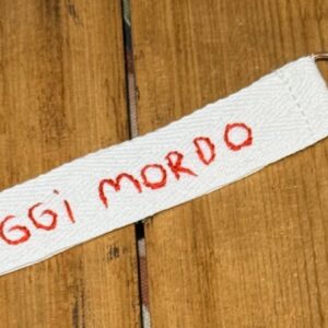 PORTACHIAVI COLOR BIANCO "OGGI MORDO" ricamato a mano