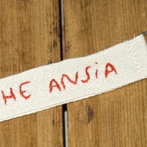 PORTACHIAVI COLOR PANNA "CHE ANSIA" ricamato a mano (moschettone argento)