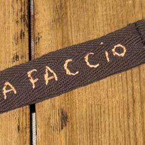 PORTACHIAVI COLOR MARRONE "GNA FACCIO" ricamato a mano