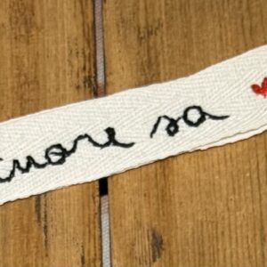 PORTACHIAVI COLOR BIANCO "IL CUORE SA ♥" ricamato a mano