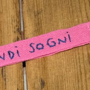 PORTACHIAVI COLOR FUCSIA "GRANDI SOGNI" ricamato a mano