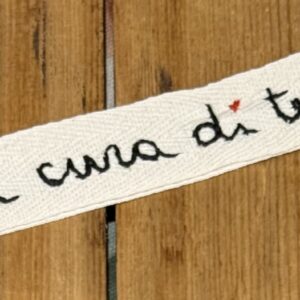 PORTACHIAVI COLOR PANNA "ABBI CURA DI TE" ricamato a mano