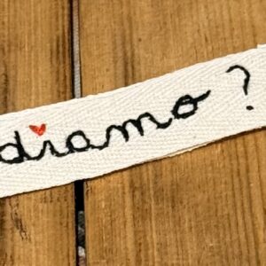PORTACHIAVI COLOR PANNA "ANDIAMO?" ricamato a mano