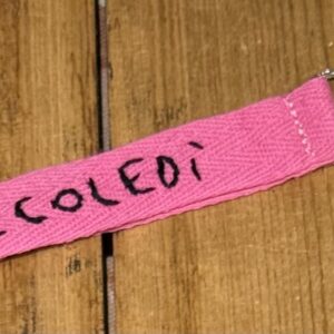 PORTACHIAVI COLOR FUCSIA "ALCOLEDI'" ricamato a mano