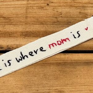 PORTACHIAVI COLOR PANNA "HOME IS WHERE MOM IS ♥" ricamato a mano (corsivo rosso & nero)