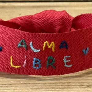 BRACCIALE COLOR ROSSO "♥ ALMA LIBRE ♥" ricamato a mano