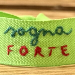 BRACCIALE COLOR VERDE "SOGNA FORTE" ricamato a mano