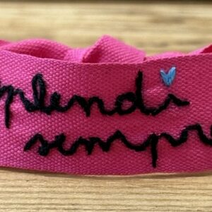 BRACCIALE COLOR FUCSIA "SPLENDI SEMPRE" ricamato a mano