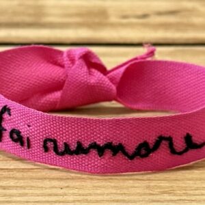 BRACCIALE COLOR FUCSIA "FAI RUMORE" ricamato a mano