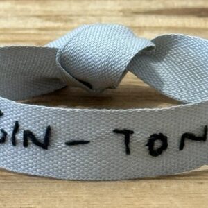 BRACCIALE COLOR GRIGIO "+GIN -TONIC" ricamato a mano
