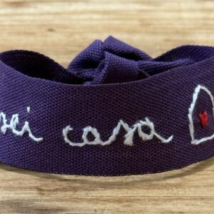 BRACCIALE COLOR VIOLA "SEI CASA" ricamato a mano
