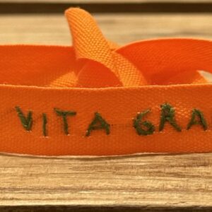 BRACCIALE COLOR ARANCIONE "CHE VITA GRAMA" ricamato a mano