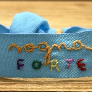 BRACCIALE COLOR AZZURRO "SOGNA FORTE" ricamato a mano