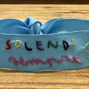 BRACCIALE COLOR AZZURRO "SPLENDI SEMPRE" ricamato a mano
