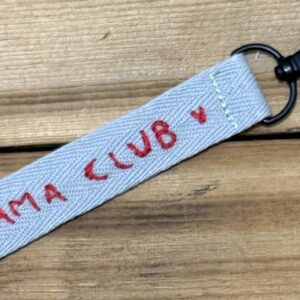 PORTACHIAVI COLOR GRIGIO "DRAMA CLUB ♥" ricamato a mano (rosso)