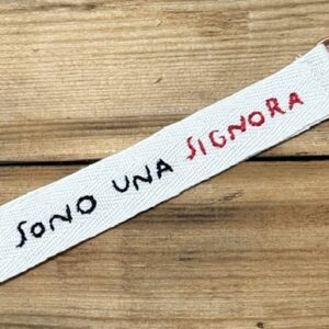 PORTACHIAVI COLOR PANNA "NON SONO UNA SIGNORA" ricamato a mano
