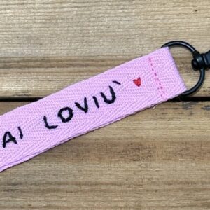 PORTACHIAVI COLOR ROSA CONFETTO "HAI LOVIU' ♥" ricamato a mano