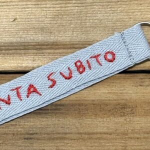 PORTACHIAVI COLOR GRIGIO "SANTA SUBITO" ricamato a mano (rosso)