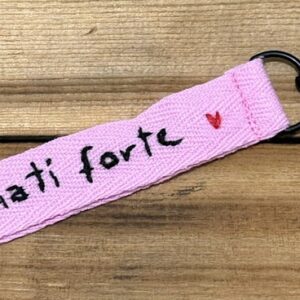 PORTACHIAVI COLOR ROSA CONFETTO "AMATI FORTE ♥" ricamato a mano