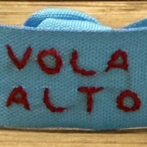 BRACCIALE COLOR AZZURRO "VOLA ALTO" ricamato a mano
