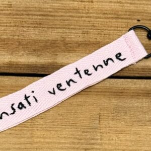PORTACHIAVI COLOR ROSA CONFETTO "PENSATI VENTENNE" ricamato a mano (nero)