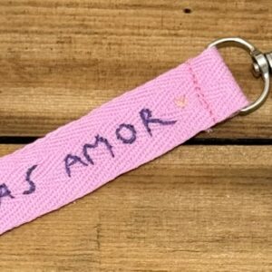 PORTACHIAVI COLOR ROSA CONFETTO "MAS AMOR" ricamato a mano