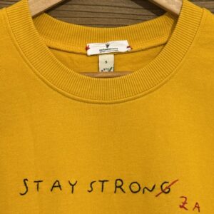 FELPA COLORS UNISEX S - "STAY STRONG/ZA" (senape)