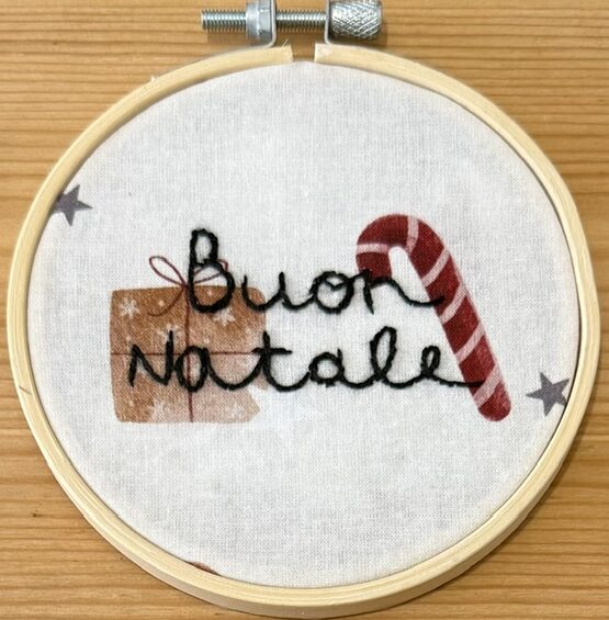 TELAIO "BUON NATALE PACCHETTINO" ricamato a mano