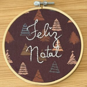TELAIO "FELIZ NATAL CON ALBERELLI" ricamato a mano