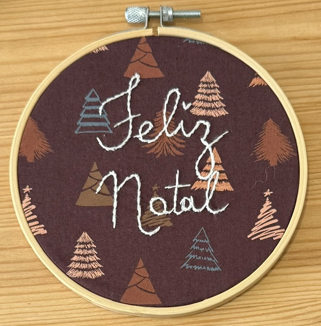 TELAIO "FELIZ NATAL CON ALBERELLI" ricamato a mano
